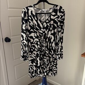 Nine West Black and White Abstract V-Neck Dress